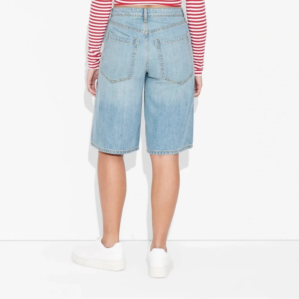 Women’s Low Rise Baggy Denim Skate Shorts Light Wash. 00